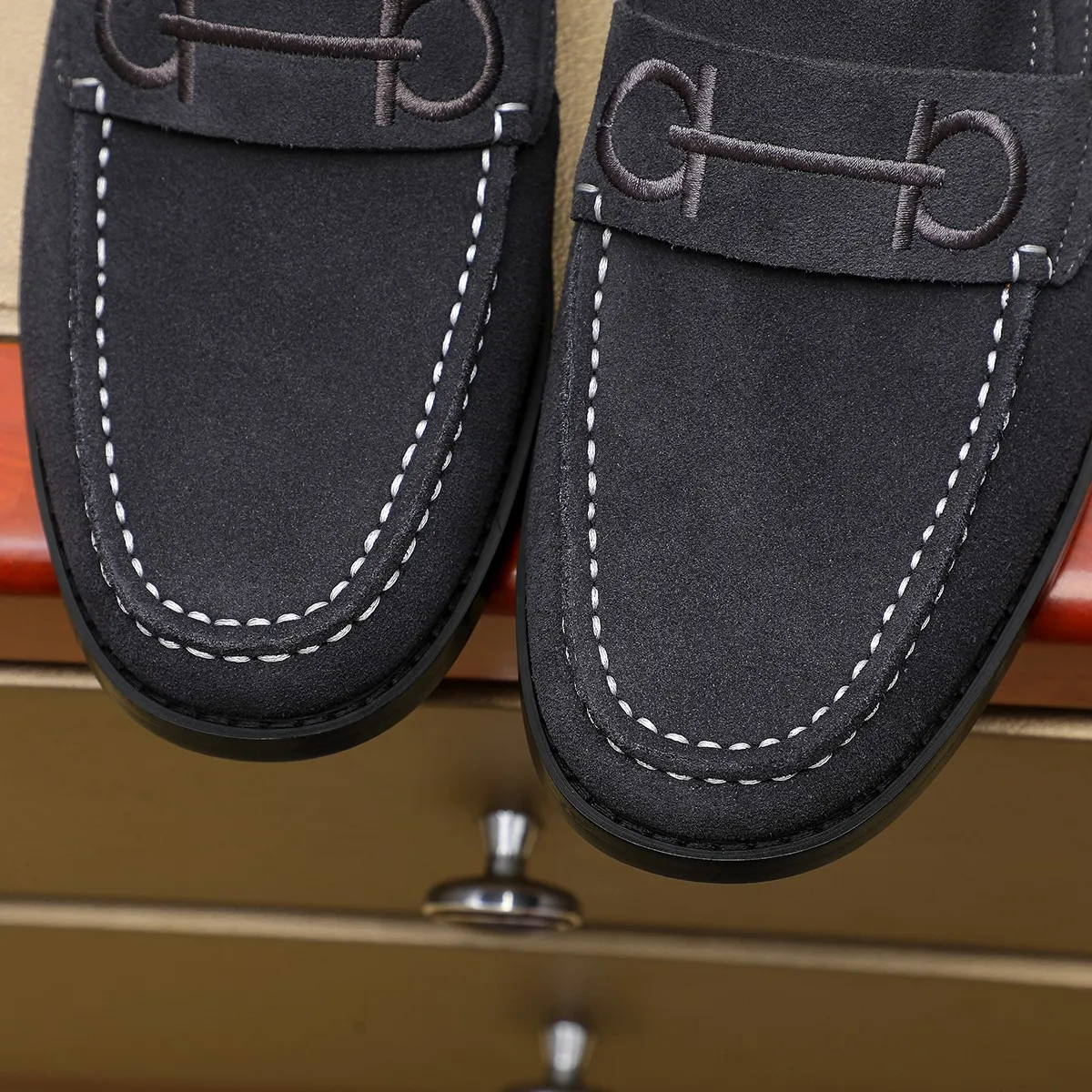 Men's shoes 💰460 🔥 Ferragamo new men's casual slip-on shoes 🇨🇳 Official website original 1:1 mold, original quality 💯 fine workmanship, high-end luxury ☘ The upper is made of imported Italian first-layer cowhide 🌴 Luxurious water dyeing 🐂 Leather lining 🍓 Rubber wear-resistant and non-slip outsole, breathable and comfortable to wear 🍍 The first choice for high-taste men, color optional! Code number 38-44 (45.46. Customized)